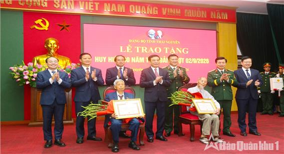 Đại tướng Phan Văn Giang trao tặng Huy hiệu 80 năm tuổi Đảng cho 4 đảng viên lão thành thuộc Đảng bộ tỉnh Thái Nguyên