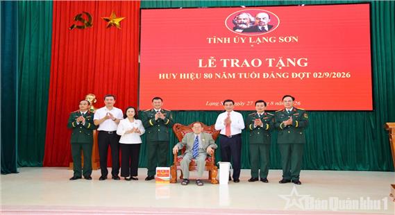 Trao Huy hiệu 80 năm tuổi Đảng tặng 3 cán bộ lão thành cách mạng tỉnh Lạng Sơn
