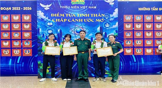 Ba học sinh tiêu biểu, xuất sắc là con cán bộ, nhân viên trong Quân khu được tuyên dương toàn quân