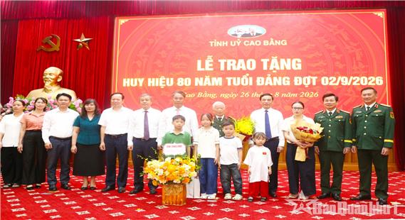 Đại tướng Phan Văn Giang trao Huy hiệu 80 năm tuổi Đảng tặng đồng chí Nguyễn Khánh Trung