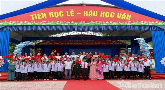 Gần 877 triệu đồng quà tặng tiếp sức học sinh bước vào năm học mới