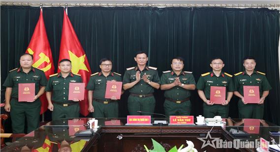Cục Chính trị trao quyết định điều động, bổ nhiệm cán bộ