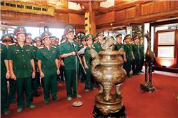 Điển hình tiên tiến  báo công dâng Bác